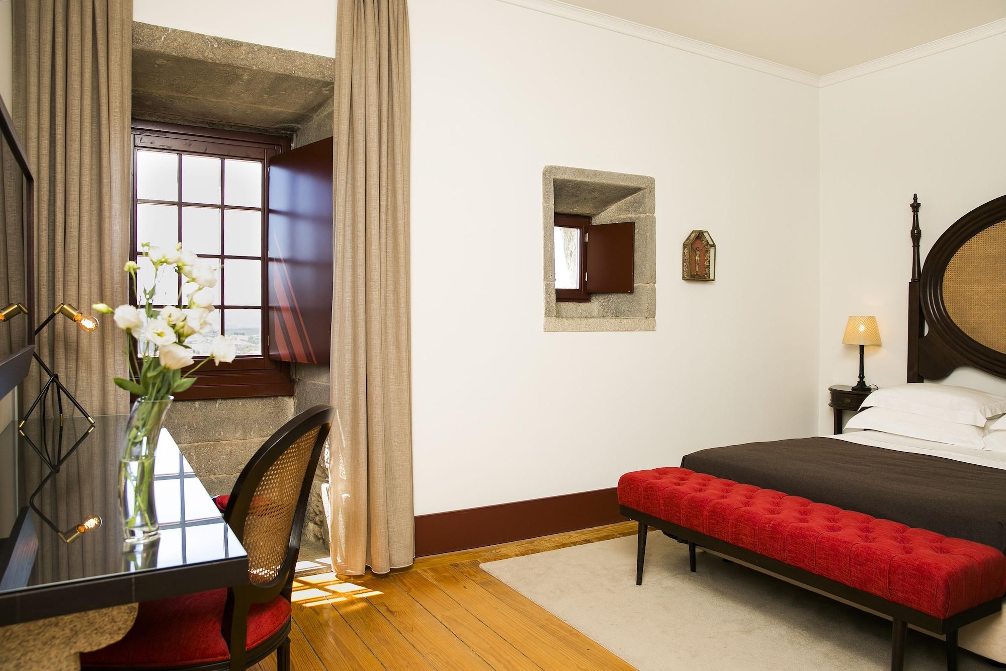 بوسادا موستيرو دي جويمارايس - فندق مونيومنت غيمارايش المظهر الخارجي الصورة A room at the Hotel do Porto