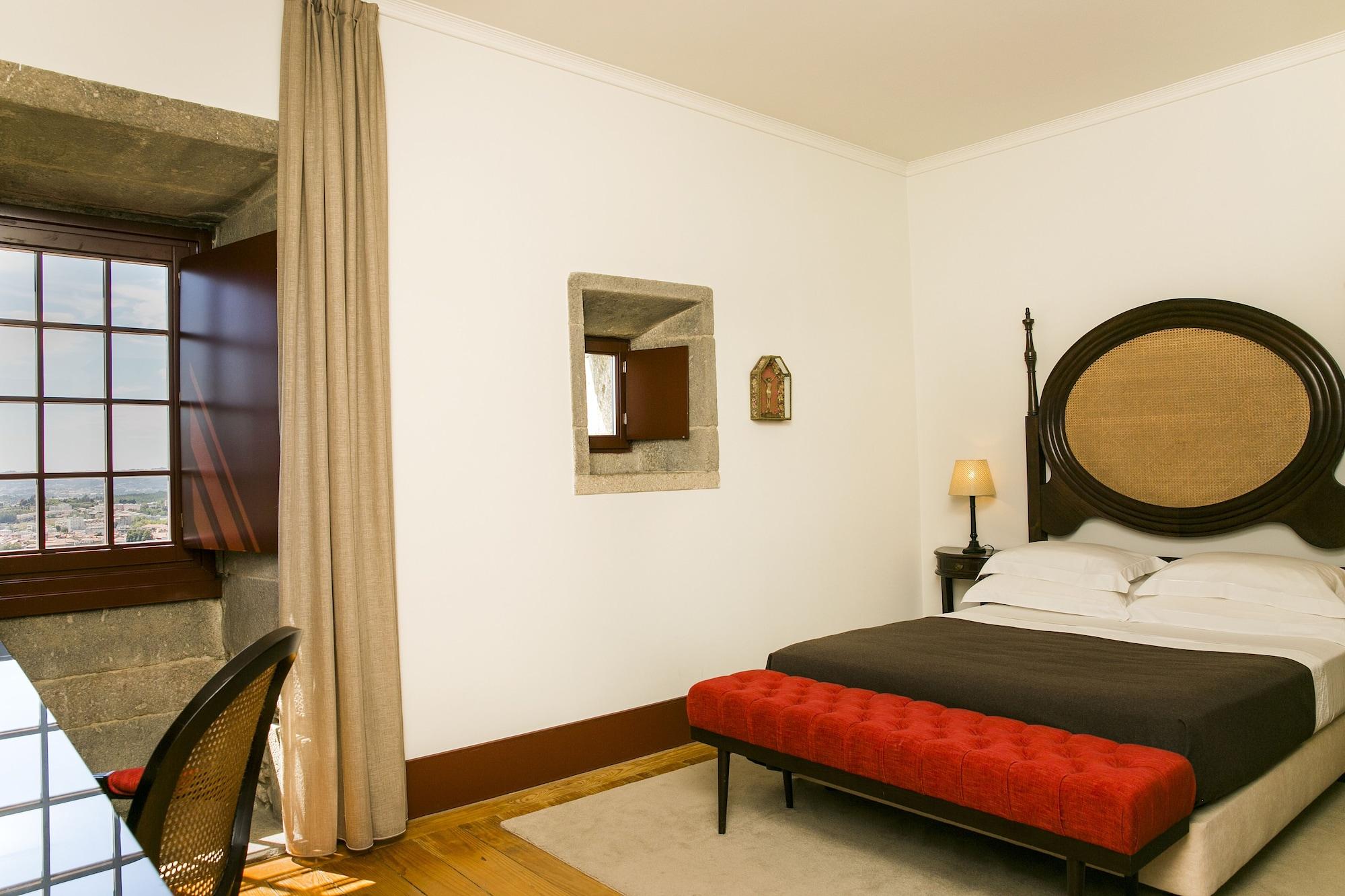 بوسادا موستيرو دي جويمارايس - فندق مونيومنت غيمارايش المظهر الخارجي الصورة A room at the hotel