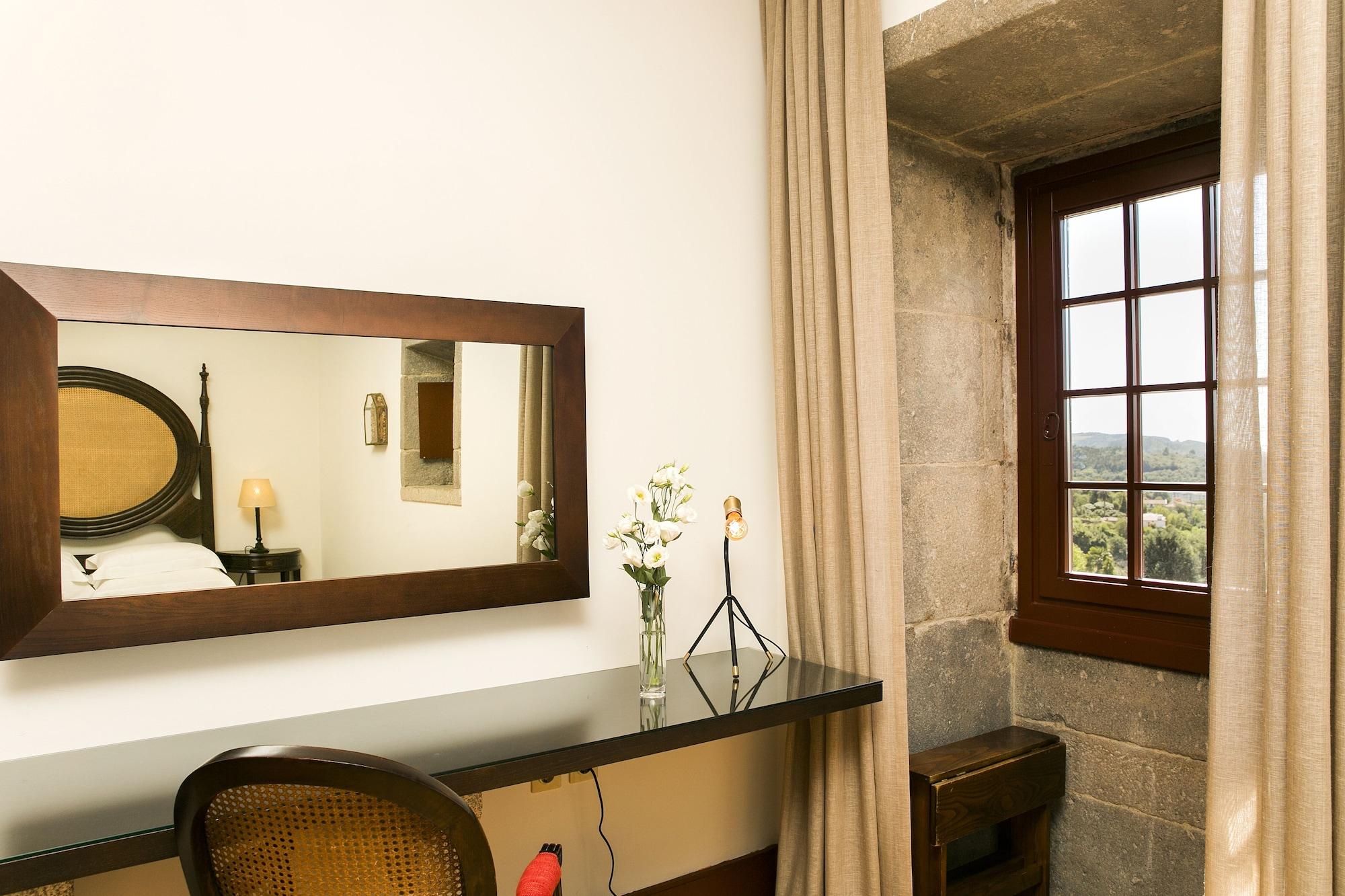 بوسادا موستيرو دي جويمارايس - فندق مونيومنت غيمارايش المظهر الخارجي الصورة A room at the hotel
