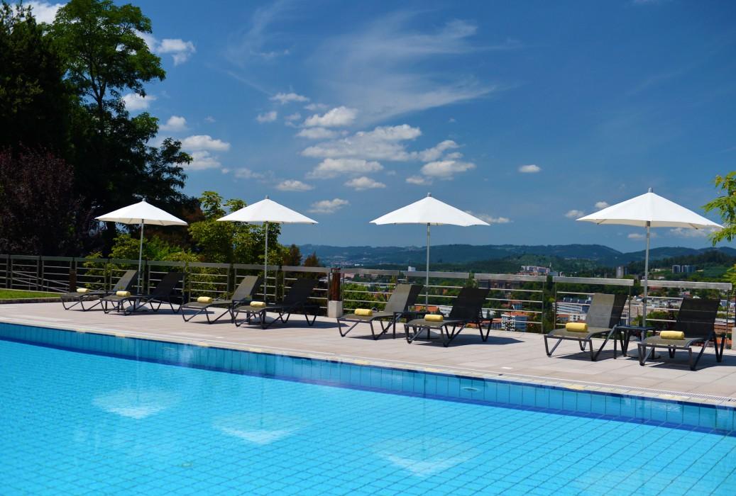 بوسادا موستيرو دي جويمارايس - فندق مونيومنت غيمارايش المظهر الخارجي الصورة The swimming pool at the Hotel