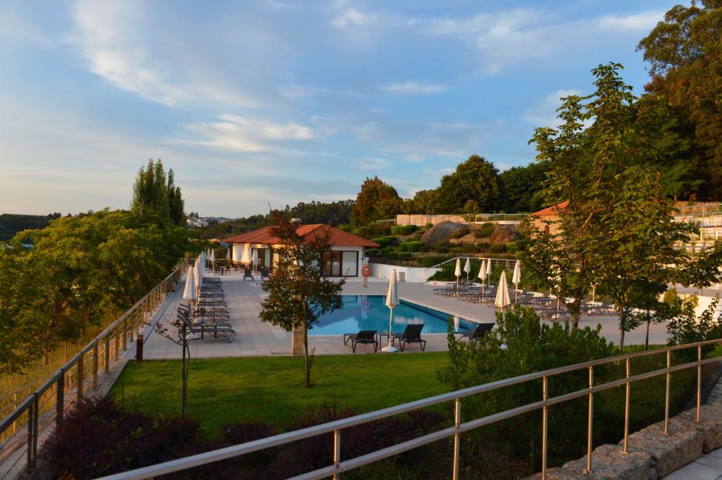 بوسادا موستيرو دي جويمارايس - فندق مونيومنت غيمارايش المظهر الخارجي الصورة The swimming pool at the hotel