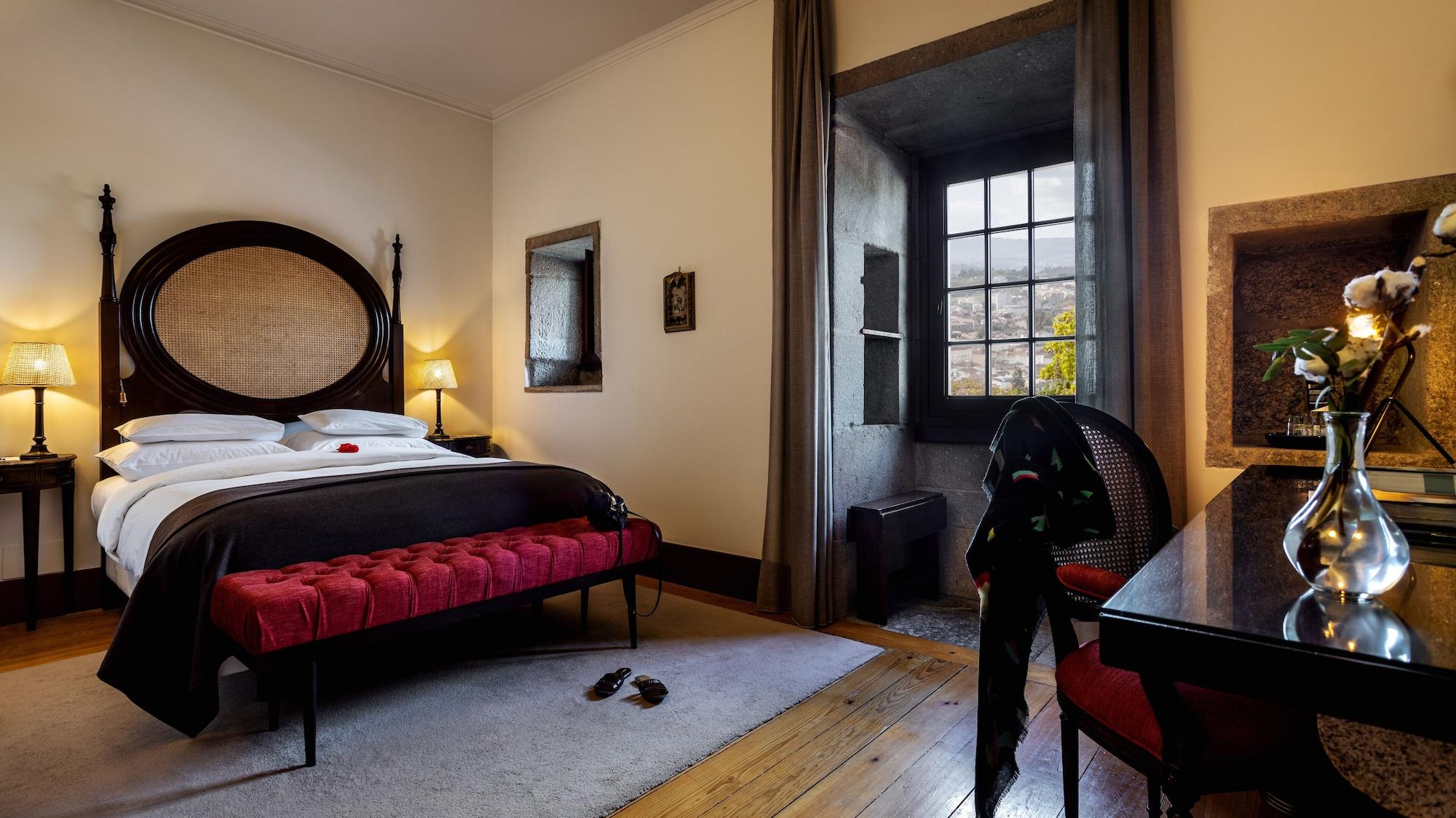 بوسادا موستيرو دي جويمارايس - فندق مونيومنت غيمارايش المظهر الخارجي الصورة A room at the Hotel Gran Vía