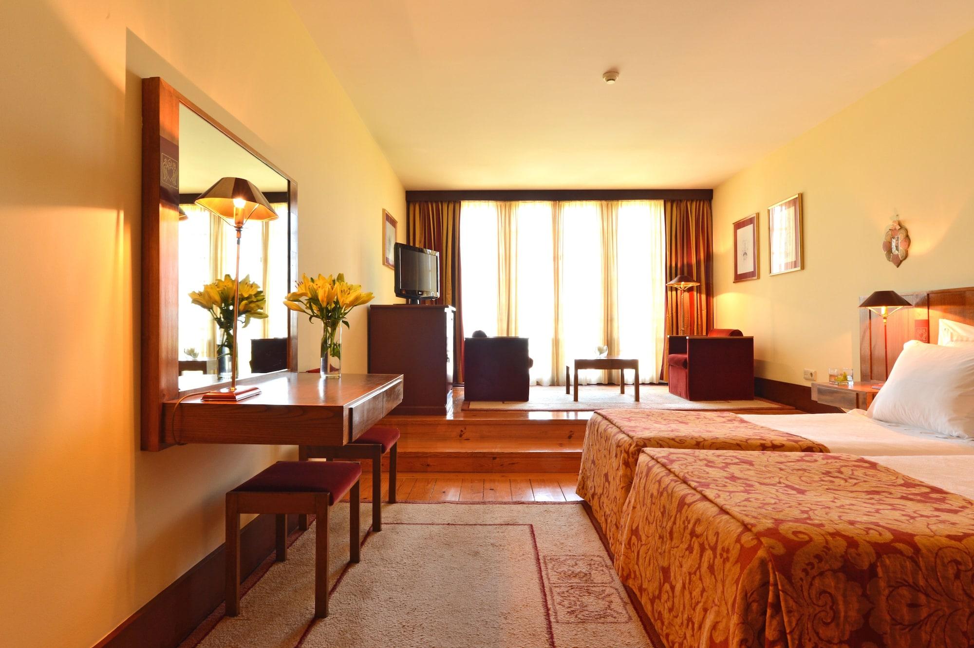 بوسادا موستيرو دي جويمارايس - فندق مونيومنت غيمارايش المظهر الخارجي الصورة A room at the hotel