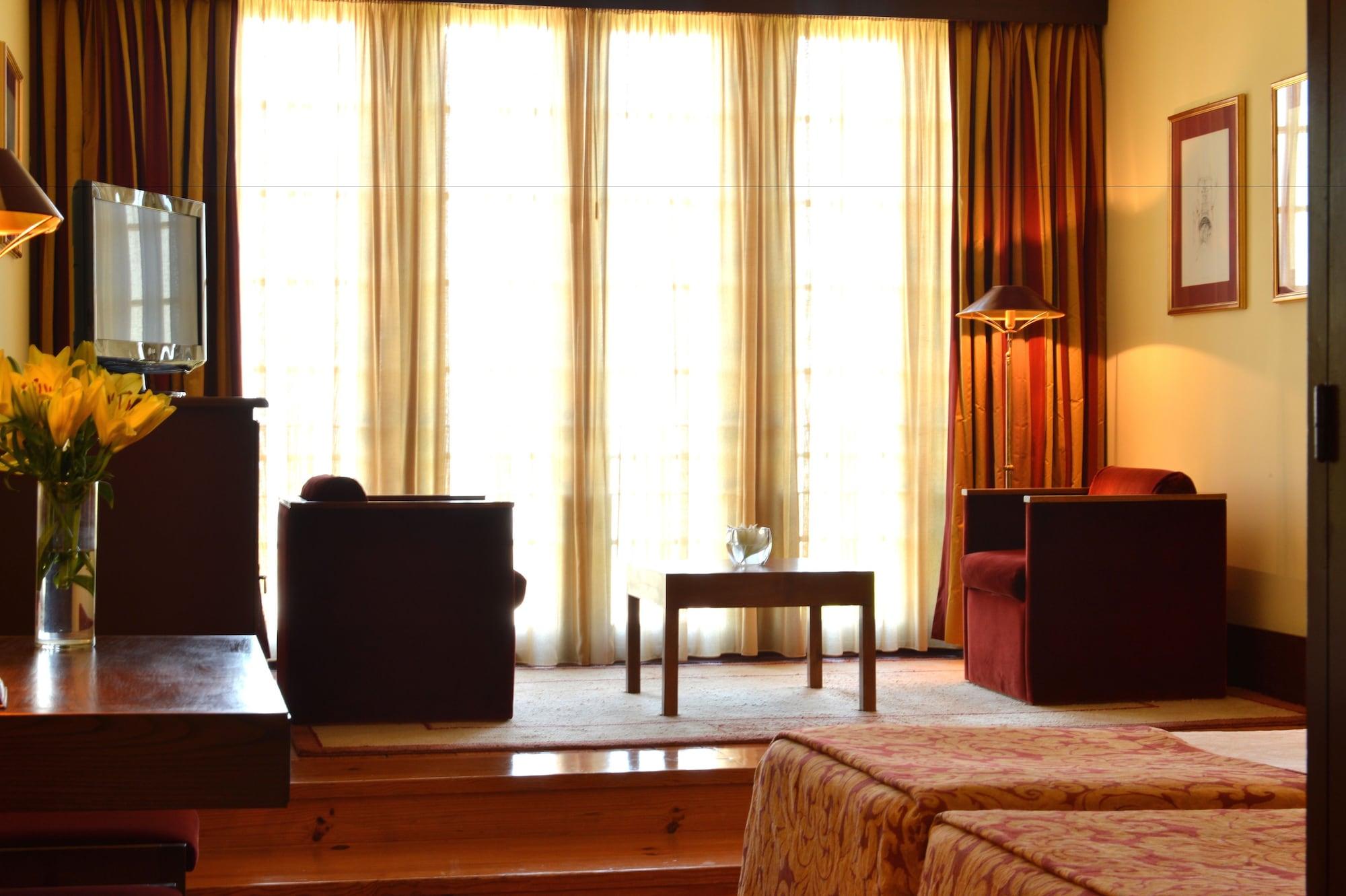 بوسادا موستيرو دي جويمارايس - فندق مونيومنت غيمارايش المظهر الخارجي الصورة A room at the hotel