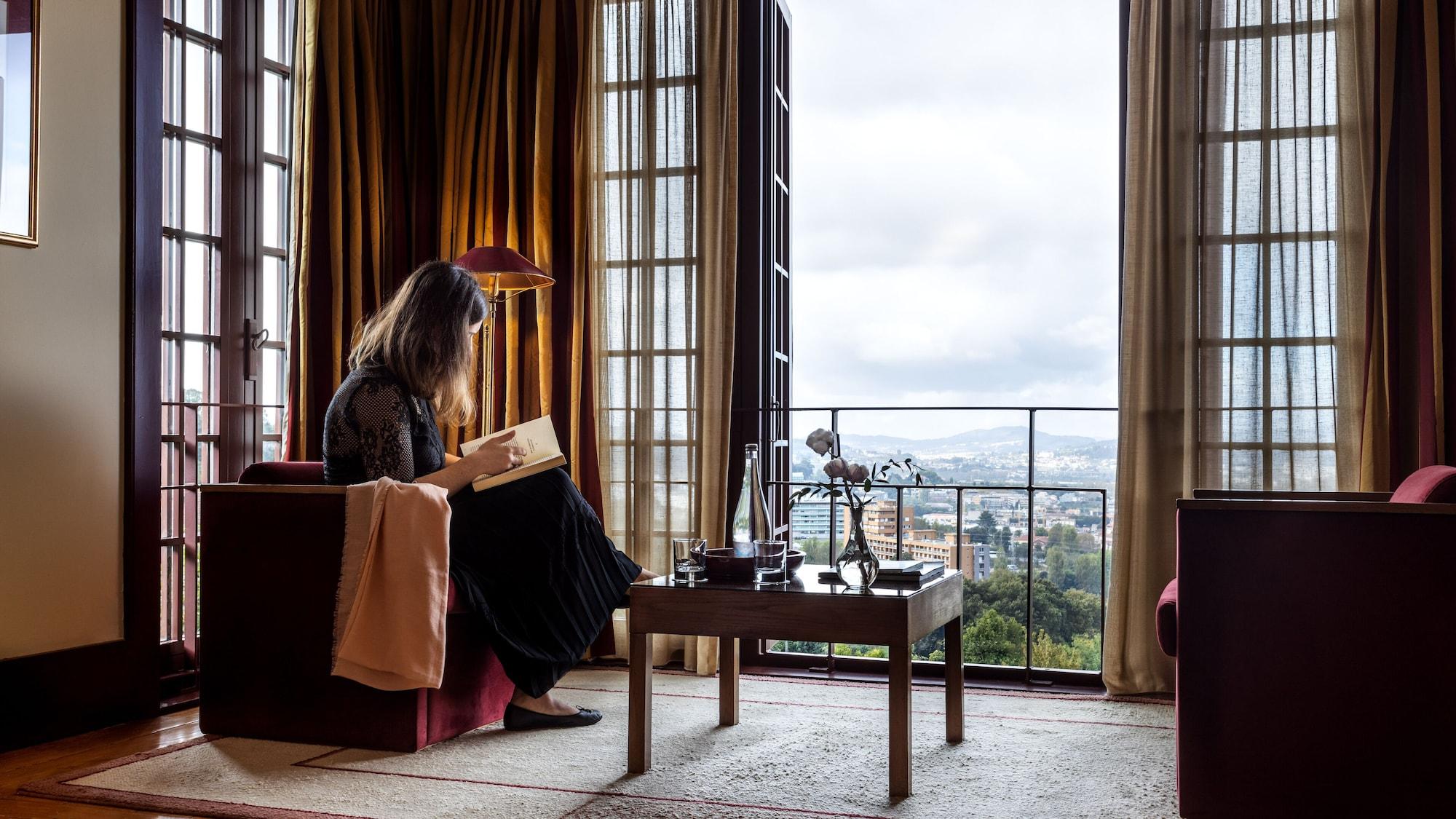 بوسادا موستيرو دي جويمارايس - فندق مونيومنت غيمارايش المظهر الخارجي الصورة A woman reading in a room