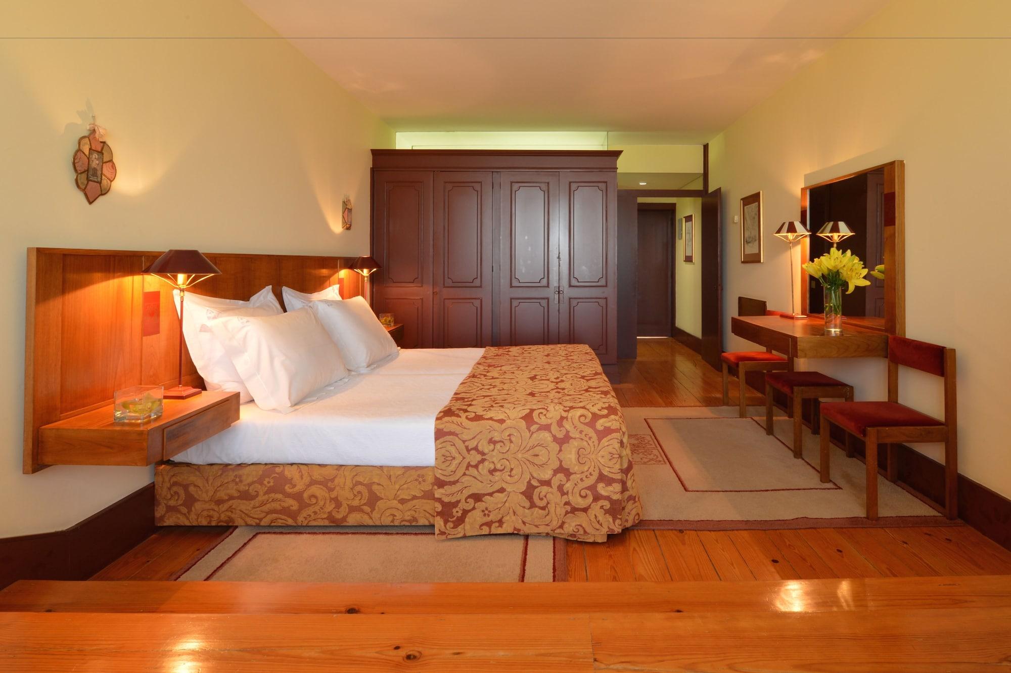 بوسادا موستيرو دي جويمارايس - فندق مونيومنت غيمارايش المظهر الخارجي الصورة A room at the Hotel do Canal