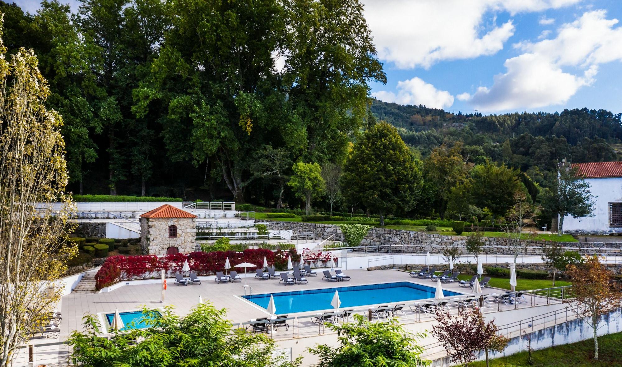 بوسادا موستيرو دي جويمارايس - فندق مونيومنت غيمارايش المظهر الخارجي الصورة The swimming pool at the Pousada de Óbidos