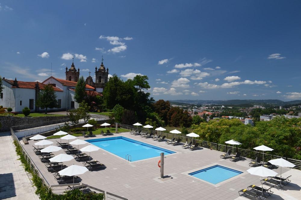 بوسادا موستيرو دي جويمارايس - فندق مونيومنت غيمارايش المظهر الخارجي الصورة The swimming pool at the Hotel