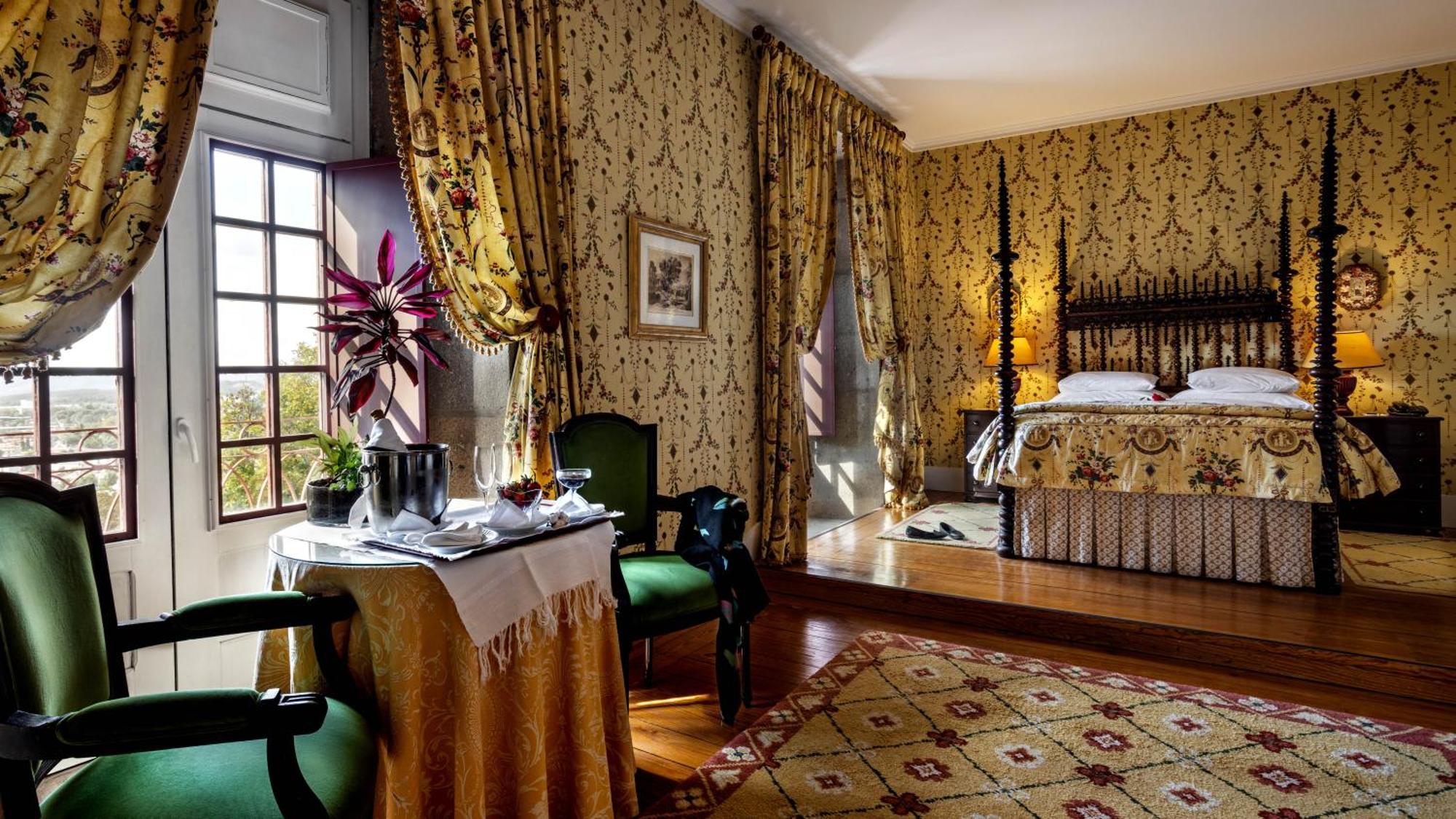 بوسادا موستيرو دي جويمارايس - فندق مونيومنت غيمارايش المظهر الخارجي الصورة A room at the Hotel