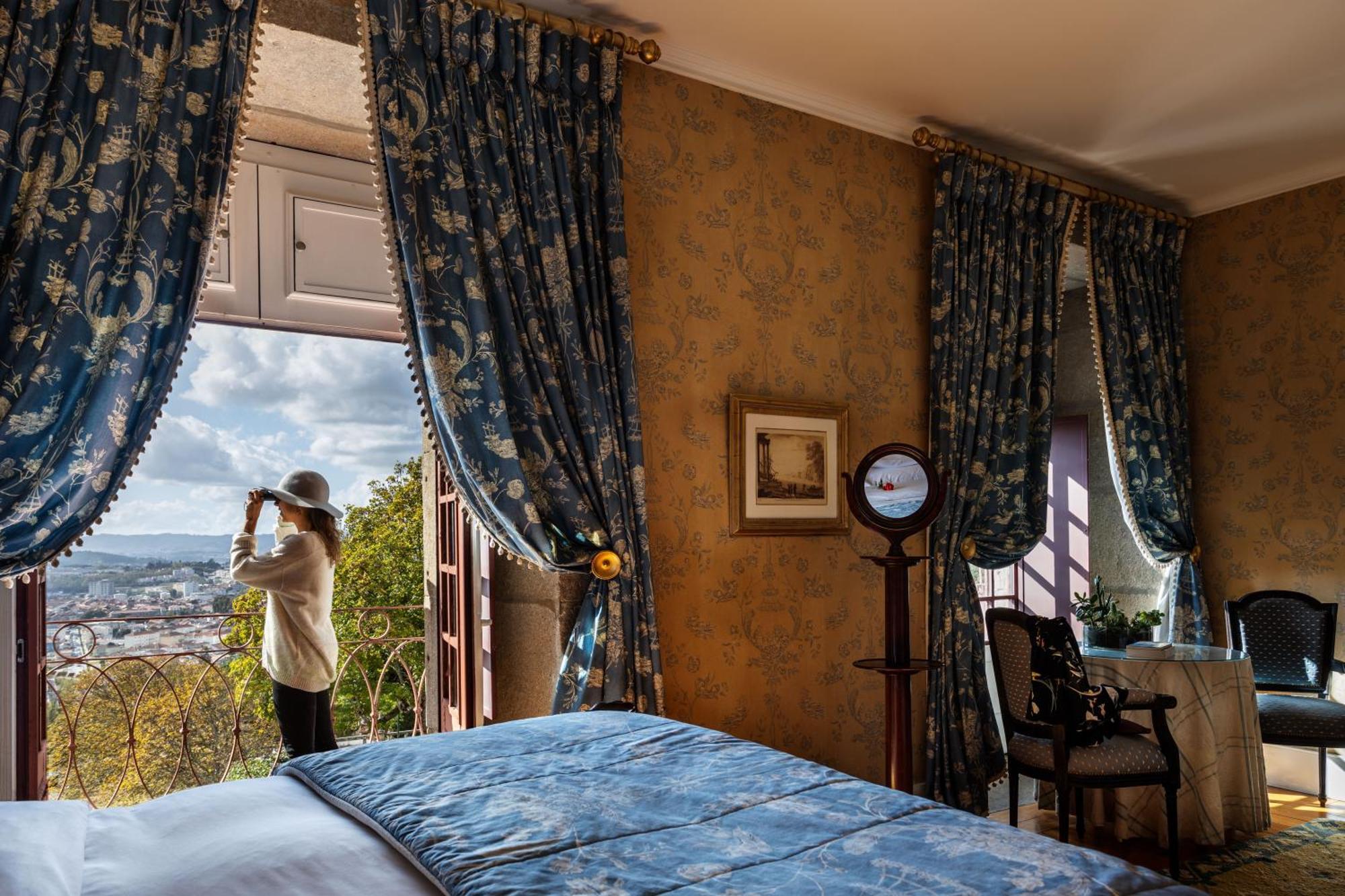بوسادا موستيرو دي جويمارايس - فندق مونيومنت غيمارايش المظهر الخارجي الصورة A guest room at the Belmond Villa San Michele