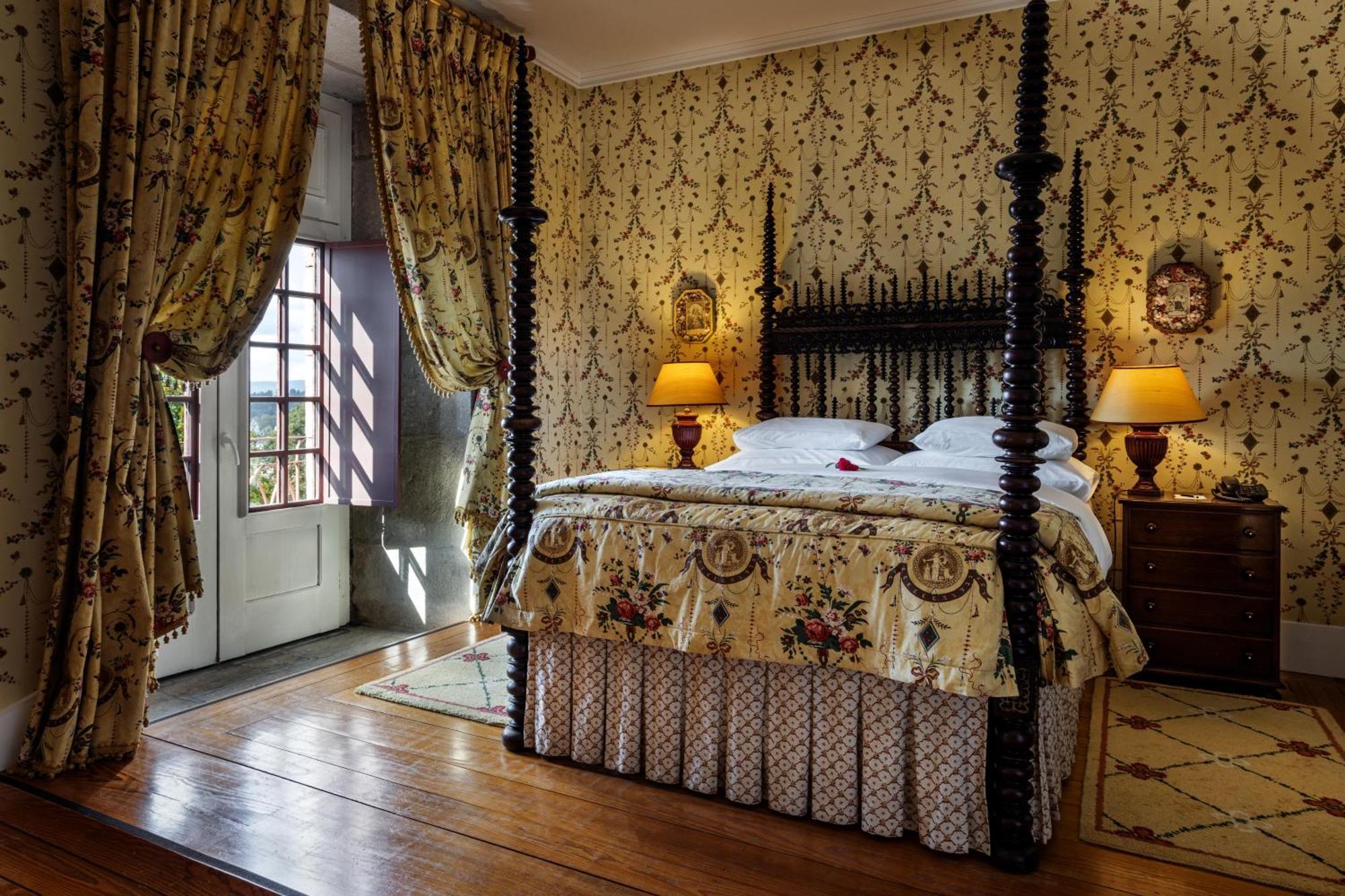 بوسادا موستيرو دي جويمارايس - فندق مونيومنت غيمارايش المظهر الخارجي الصورة The bedroom of the hotel