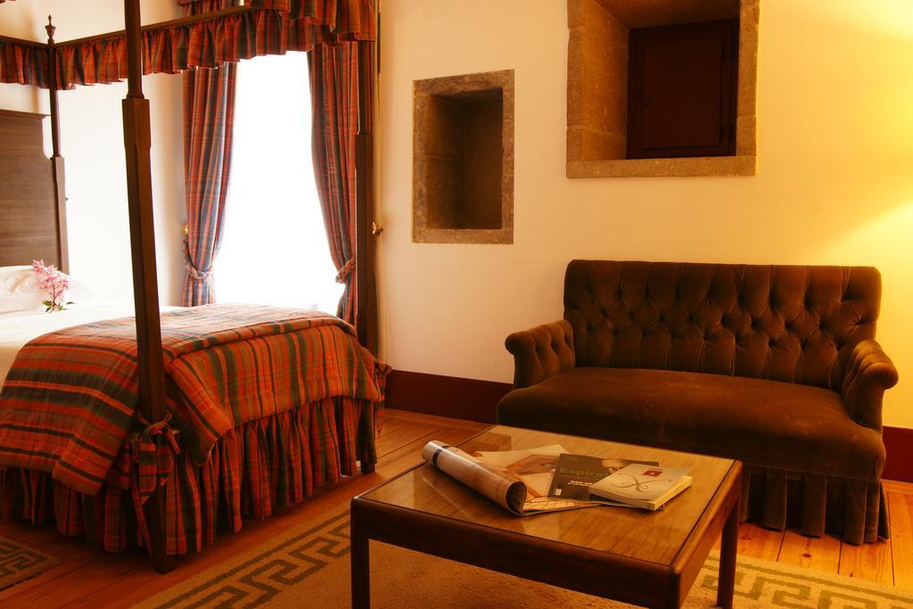 بوسادا موستيرو دي جويمارايس - فندق مونيومنت غيمارايش الغرفة الصورة A room at the hotel