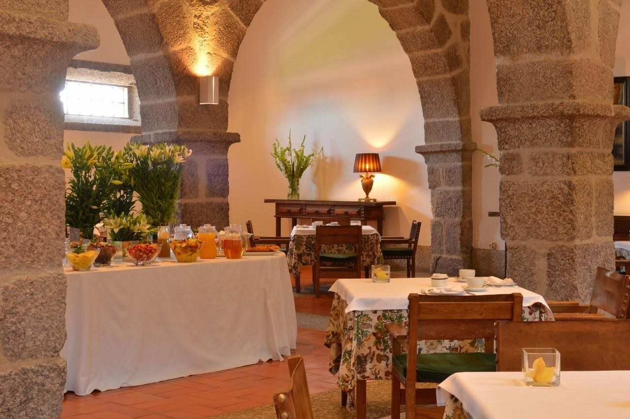 بوسادا موستيرو دي جويمارايس - فندق مونيومنت غيمارايش المظهر الخارجي الصورة The interior of the restaurant