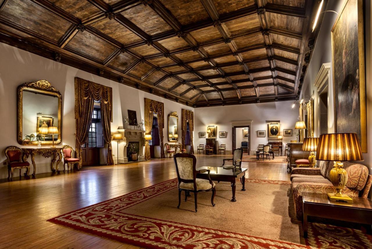 بوسادا موستيرو دي جويمارايس - فندق مونيومنت غيمارايش المظهر الخارجي الصورة The lobby of the hotel