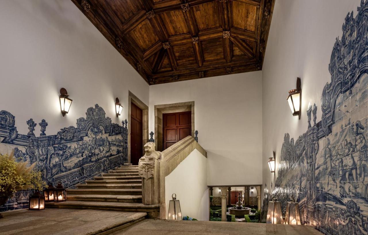 بوسادا موستيرو دي جويمارايس - فندق مونيومنت غيمارايش المظهر الخارجي الصورة The entrance to the palace, with the azulejo panels