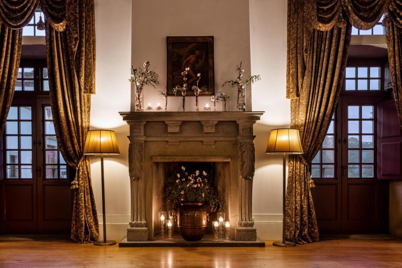 بوسادا موستيرو دي جويمارايس - فندق مونيومنت غيمارايش المظهر الخارجي الصورة The fireplace in the ballroom