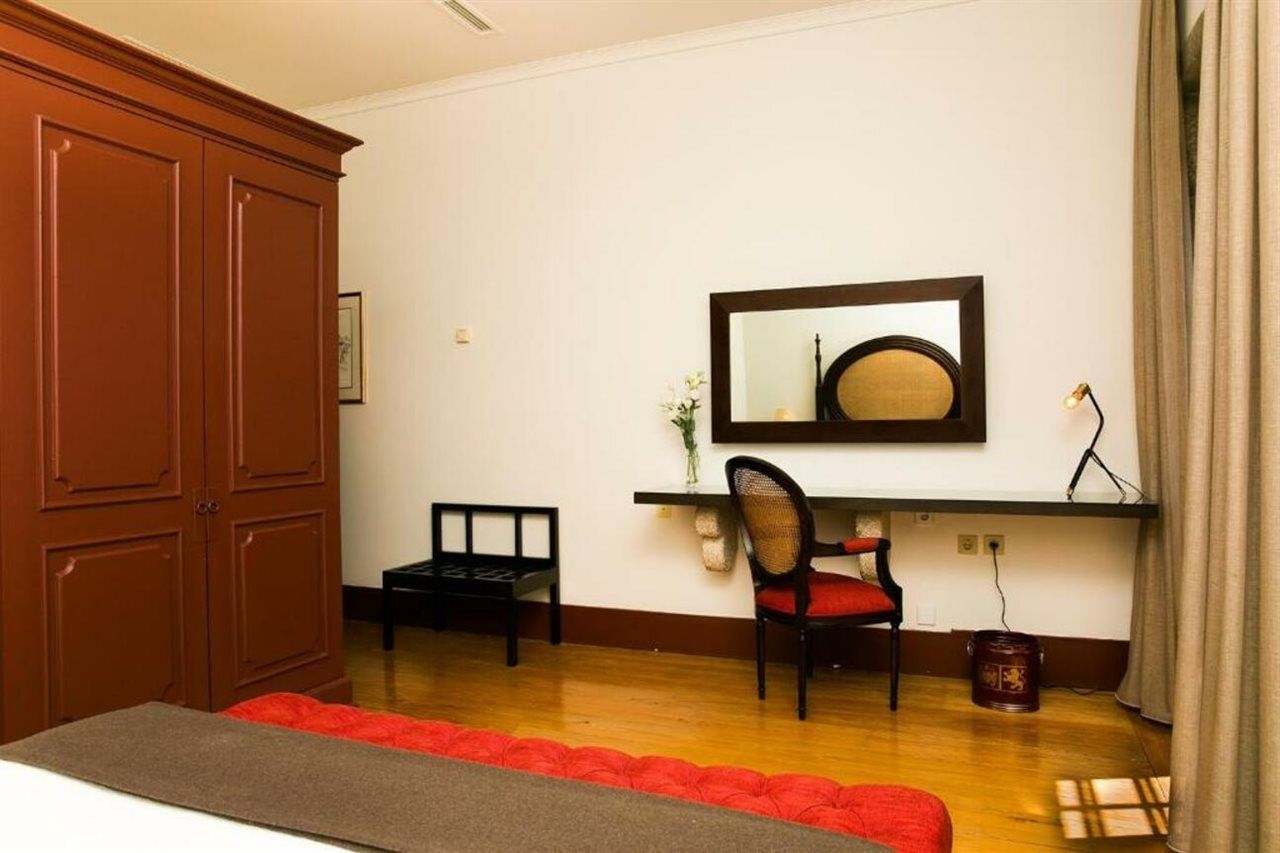 بوسادا موستيرو دي جويمارايس - فندق مونيومنت غيمارايش المظهر الخارجي الصورة A room at the hotel