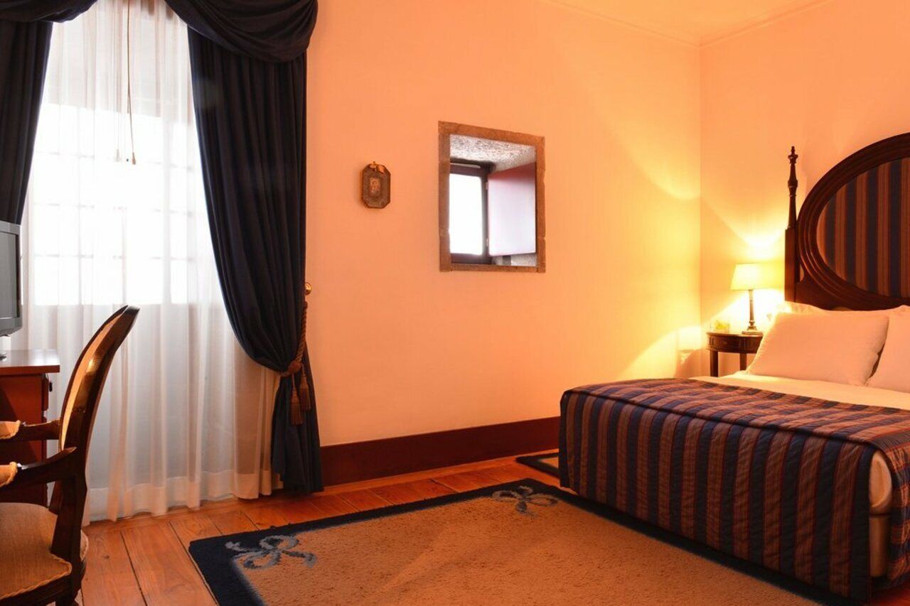 بوسادا موستيرو دي جويمارايس - فندق مونيومنت غيمارايش المظهر الخارجي الصورة A room at the hotel